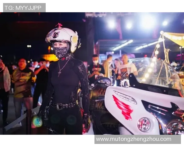 日本足球明星代言广告牌引领潮流打造全新品牌形象跨界合作掀起市场热潮